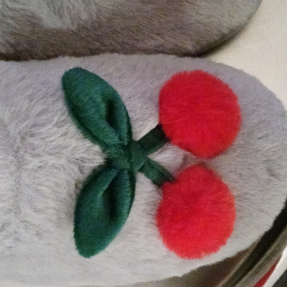 Slippers Medium NWT Gray and Red Cherry - Picture 2 of 8
